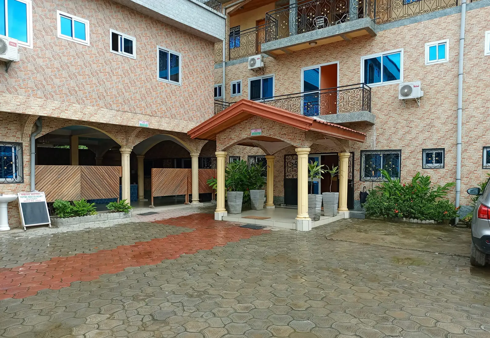 Façade et cour intérieure du Mbihi Hotel